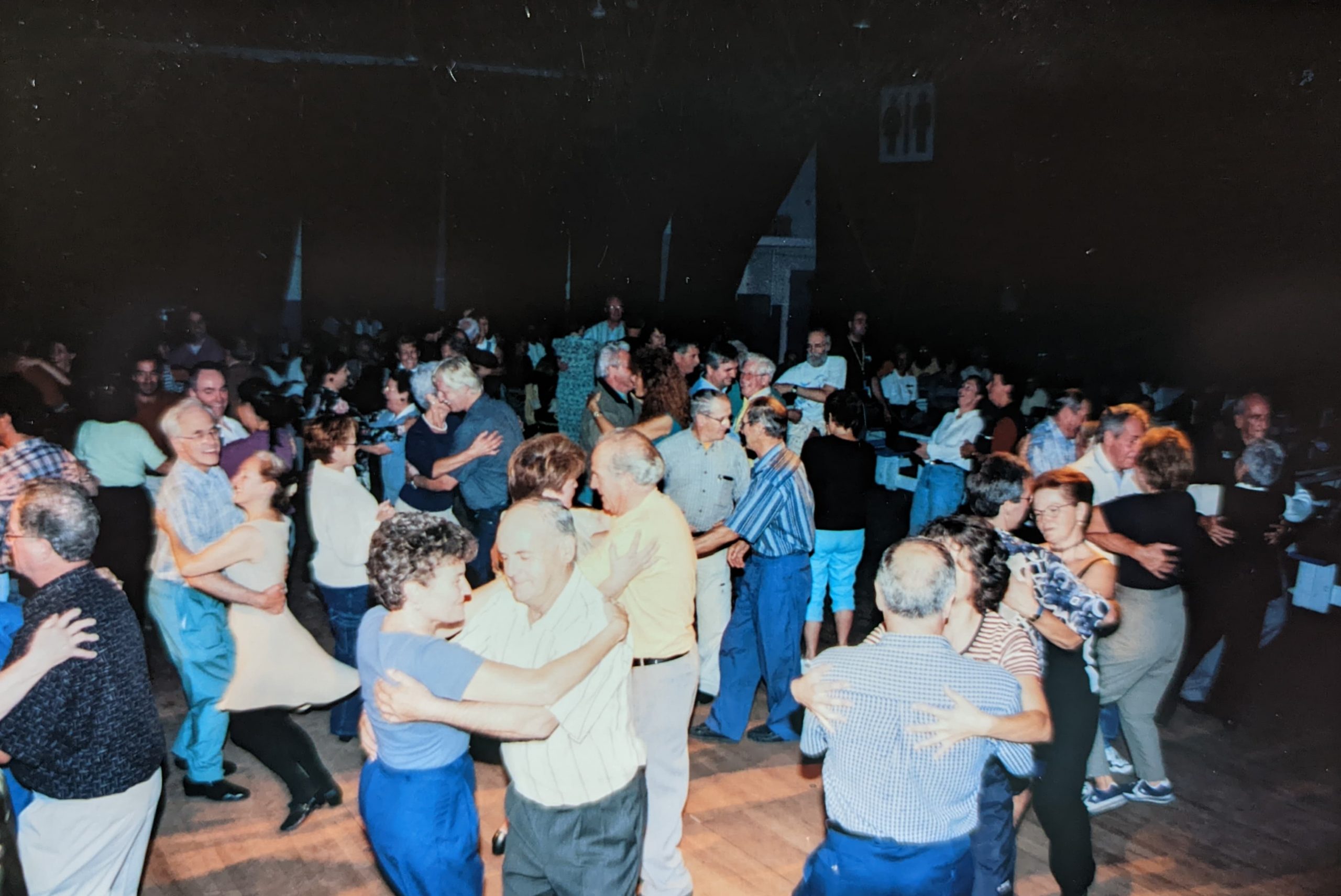 Photographie couleur d'une soirée de danse au Carrefour mondial de l’accordéon de Montmagny. Des dizaines de danseurs bougent au son d'un accordéon et sourient.