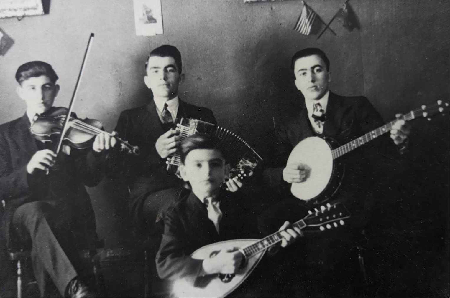 Photographie en noir et blanc de l’orchestre Montminy. Tous les musiciens sont habillés avec leurs plus beaux vêtements, soit en complet et cravate.