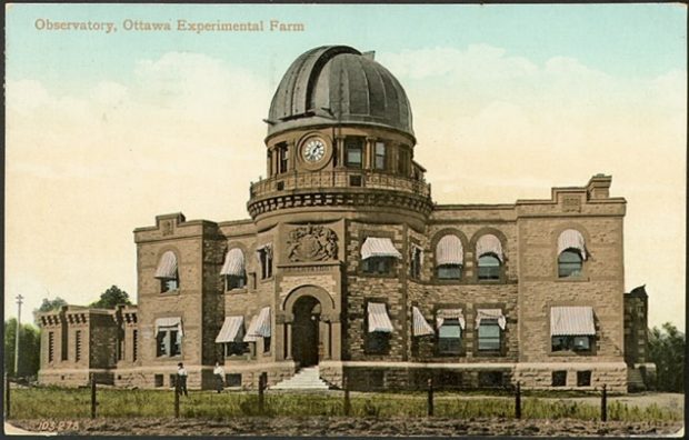 Carte postale datant d’environ 1905 montrant un grand bâtiment en pierre surmonté d’une coupole de télescope.