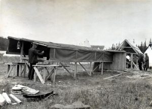 Photographie en noir et blanc de personnes travaillant avec l’équipement pour l’éclipse solaire de 1905 au Labrador.