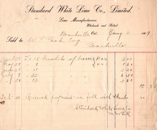 Un reçu manuscrit portant des dates allant du 28 avril au 20 octobre dans une colonne de gauche - Le coût des boisseaux de chaux à ces dates est calculé à 15,80 $ et daté du 6 août 1909.