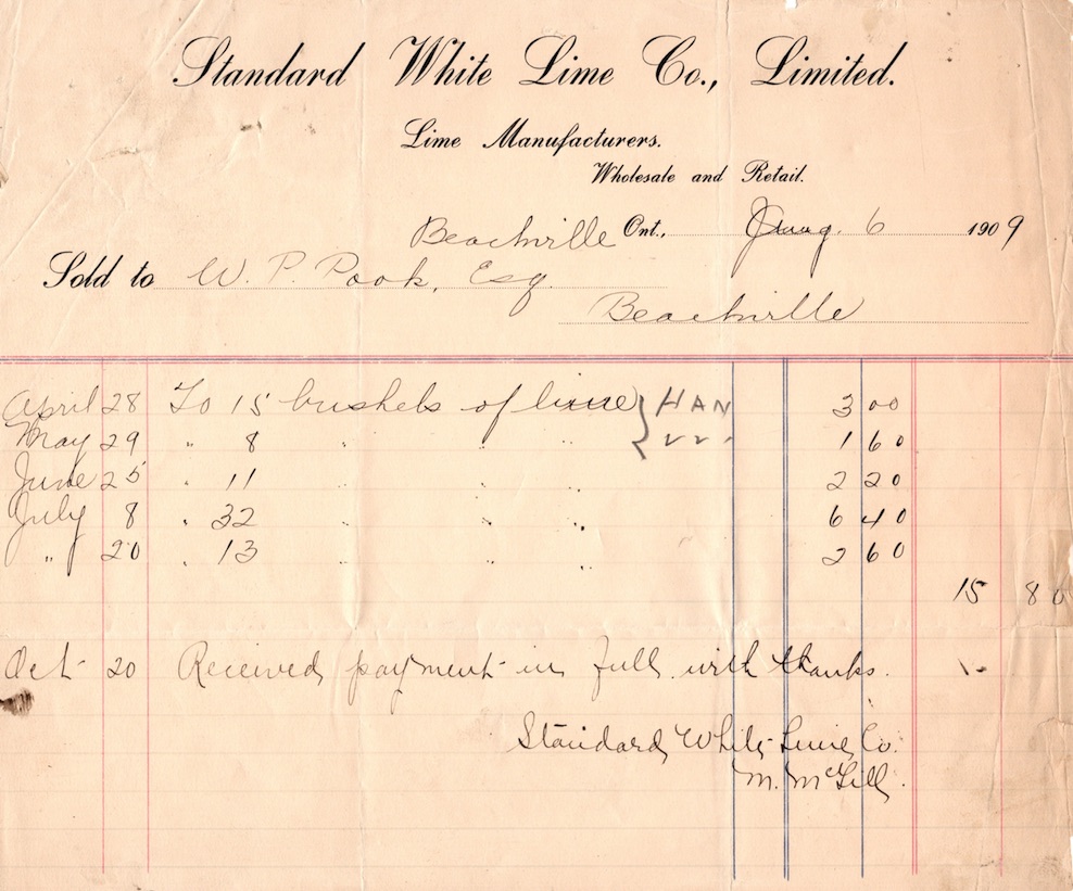 Un reçu manuscrit portant des dates allant du 28 avril au 20 octobre dans une colonne de gauche - Le coût des boisseaux de chaux à ces dates est calculé à 15,80 $ et daté du 6 août 1909.