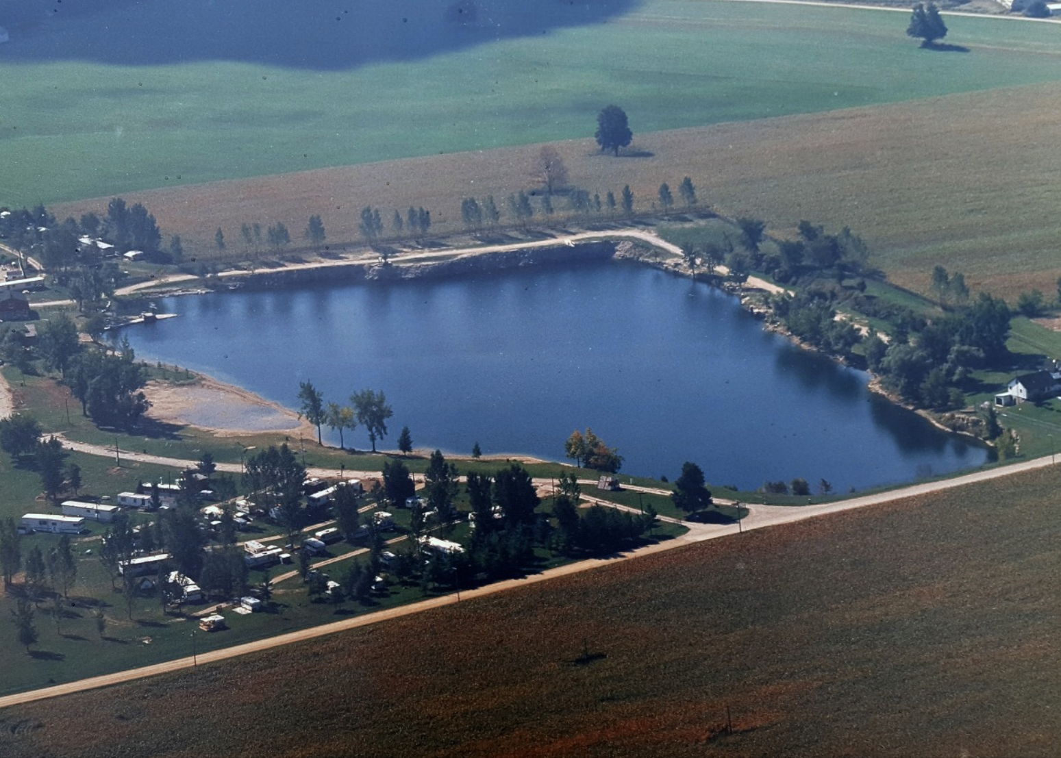 Une vue aérienne d'un lac bordé d'arbres