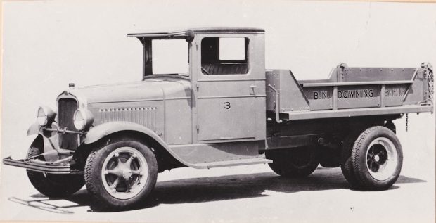  Une image en noir et blanc d'une des premières camionnettes avec un numéro 3 sur sa porte et le nom de l'entreprise, B.N. Downing, sur son lit