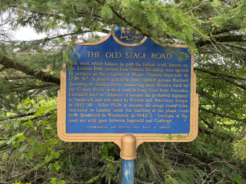 Plaque dorée et bleue décrivant l'importance de Old Stage Road