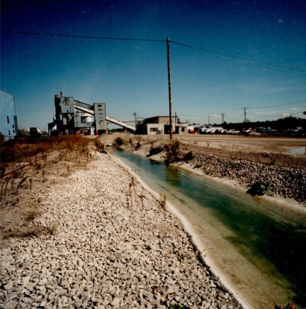 Image en couleur de l’eau pompée des carrières