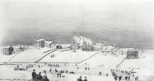 Dessin au crayon qui montre des bâtiments en hiver en face de la rivière où les gens patinent.