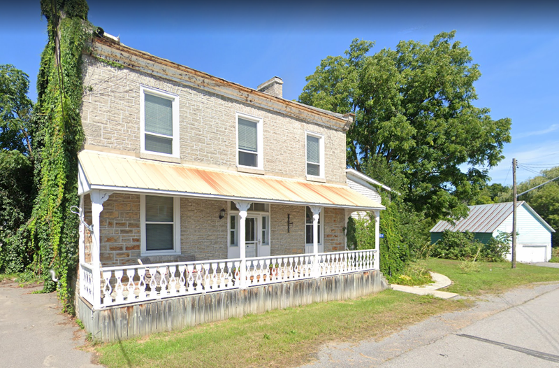 Photographie en couleur de la façade d'une maison en pierre de deux étages à Pakenham.