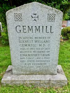 Photographie en couleur de la pierre tombale du docteur Ernest Welland Gemmill au cimetière Park Lawn, à Toronto.