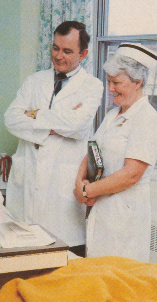 Helen Grace, infirmière, debout avec le Dr Frank Murphy à l'hôpital général d'Almonte.