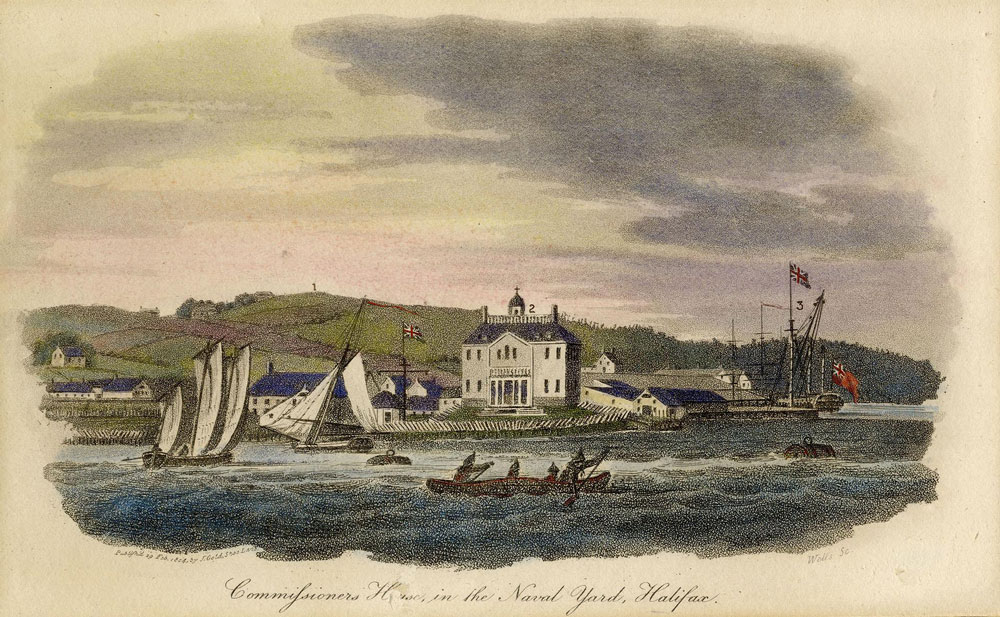 Une lithographie en couleur montre un bâtiment dans un port où un navire ancré. Une colline est en arrière-plan, et des navires en avant-plan. En bas, une inscription en lettres attachées indique : Commissioners House in the Naval Yard, Halifax (Résidence du Commissaire dans le chantier naval).