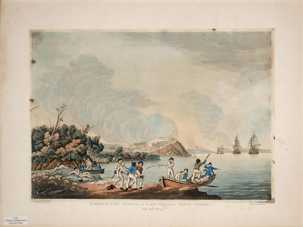 Gravure en couleur légèrement piquée montrant, à l’avant-plan, des soldats britanniques qui transportent des hommes blessés vers une chaloupe sur les rives du lac Ontario et, à l’arrière-plan, des soldats britanniques en train de vaincre le fort américain Oswego sur une colline. Imprimée dans le coin inférieur gauche, une inscription indique : Drawn by Capt. Steele (Dessiné par le Capitaine Steele). Inscription au centre, en bas : Storming Fort Oswego on Lake Ontario, North America. May 6th, 1814 (Assaut du fort Oswego sur le lac Ontario, Amérique du Nord. Le 6 mai 1814.) Dans le coin inférieur gauche, l’inscription indique : J. Ross Robertson Collection (Collection de J. Ross Robertson).