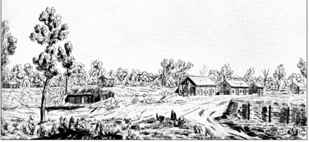 Croquis en noir et blanc montrant de petits arbres et des cabanes derrière des clôtures en rondins. Un chemin en terre battue sillonné d’ornières longe le hameau.