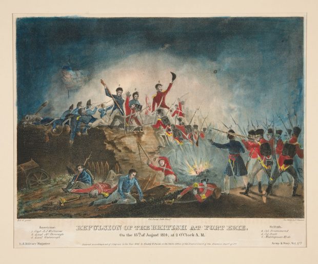 Lithographie ancienne en couleur représentant des soldats américains et britanniques esquissés sommairement. Les Britanniques en train d’attaquer vers le haut du rempart sont refoulés par les Américains au sommet. Des soldats blessés se trouvent au pied du mur. Le bas de l’image porte une inscription : Repulsion of the British at Fort Erie (Refoulement des Britanniques au fort Érié).  Le 15 août 1814, à 2 heures. U.S. Military Magazine, Army and Navy, Vol. 2. À gauche de la photo, certains Américains sont identifiés par numéros au-dessus de la tête : Capitaine A.J. Williams, Lieut. McDonough, Lieut. Watmough. À droite, le nom de certains soldats britanniques est indiqué : Col. Drummond, Col. Scott, Midshipman Hyde.