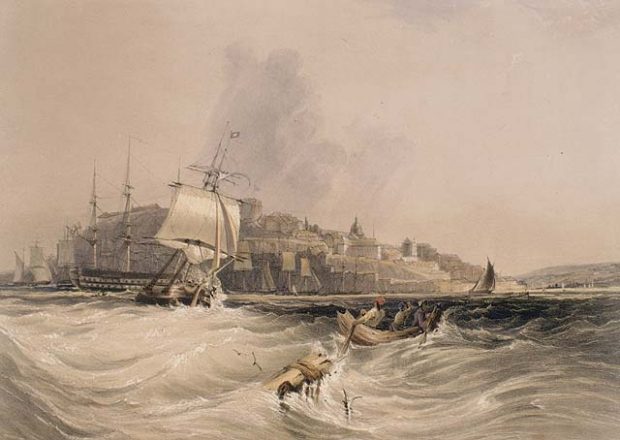 Aquarelle ancienne montrant la vue sur Québec depuis une mer agitée. Un homme en chaloupe tente de ramer près d’un rondin flottant. Plusieurs voiliers arrivent au port. 