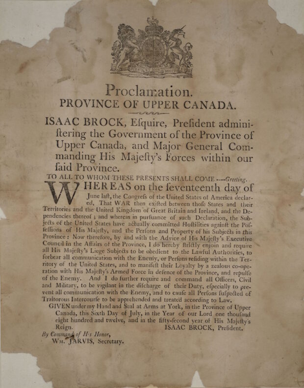 Placard destiné à la province du Haut-Canada et annonçant le début de la guerre. Le papier, dont trois coins sont déchirés, est brun et piqué.