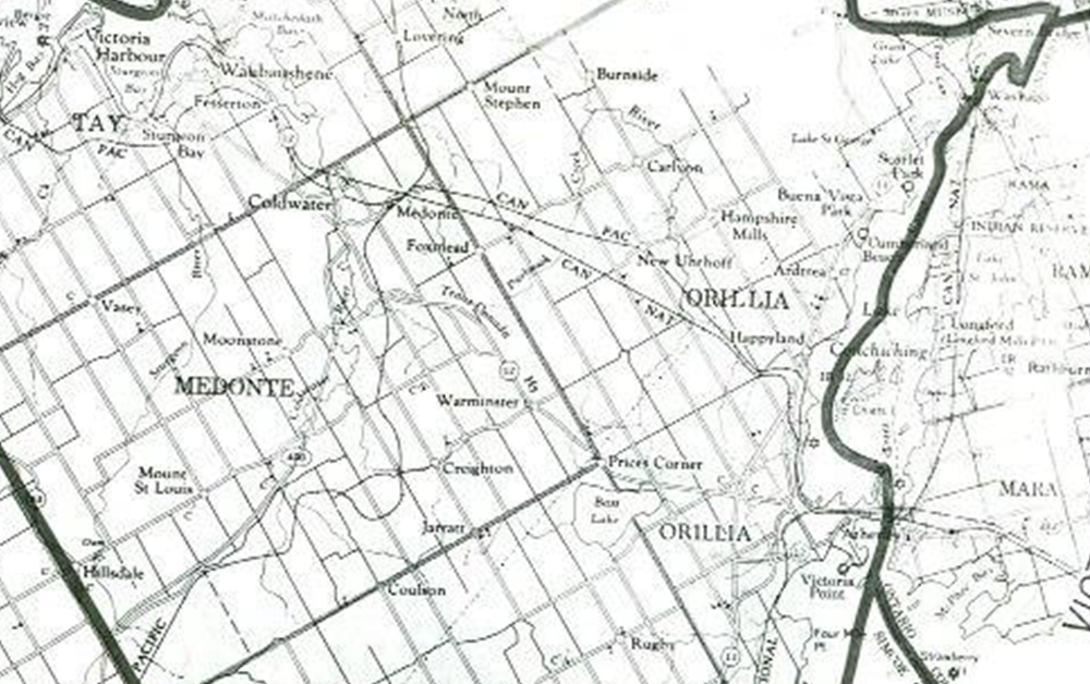 Photocopie noir et blanc de la carte du district électoral de Simcoe-Nord en 1966. D’épaisses lignes noires délimitent une zone incluant Orillia, Lake Simcoe, Barrie, Oro, Medonte et Matchedash.