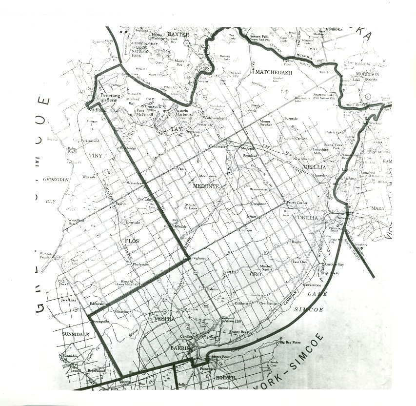 Photocopie noir et blanc de la carte du district électoral de Simcoe-Nord en 1966. D’épaisses lignes noires délimitent une zone incluant Orillia, Lake Simcoe, Barrie, Oro, Medonte et Matchedash.