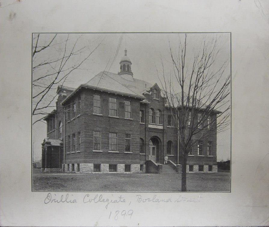 Photo en noir et blanc d’un homme habillé en blanc assis à l’entrée d’un grand bâtiment en brique. Sous la photo se trouve l’inscription en anglais : Collège d’Orillia, Rue Borland, 1899.