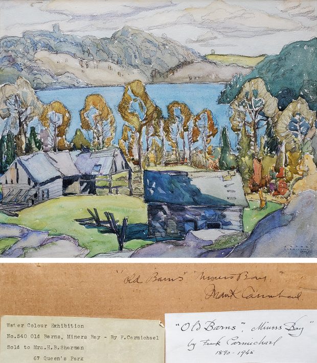 Aquarelle de Franklin Carmichael dépeignant une scène automnale dans le nord de l’Ontario. Une cabane en rondins et une grange sont entourées d’arbres, avec un lac et des montagnes à l’arrière-plan.