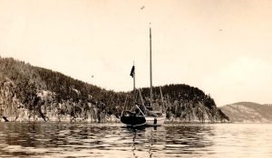 Photographie noir et blanc d’un petit voilier à deux mats, voiles déployées, amarré dans quelques centimètres d’eau. Le titre « L’Empress Tadoussac II. Robert Harrington Smith, vers 1950 »