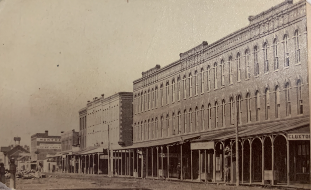 Des magasins donnant sur la rue principale de Lindsay.