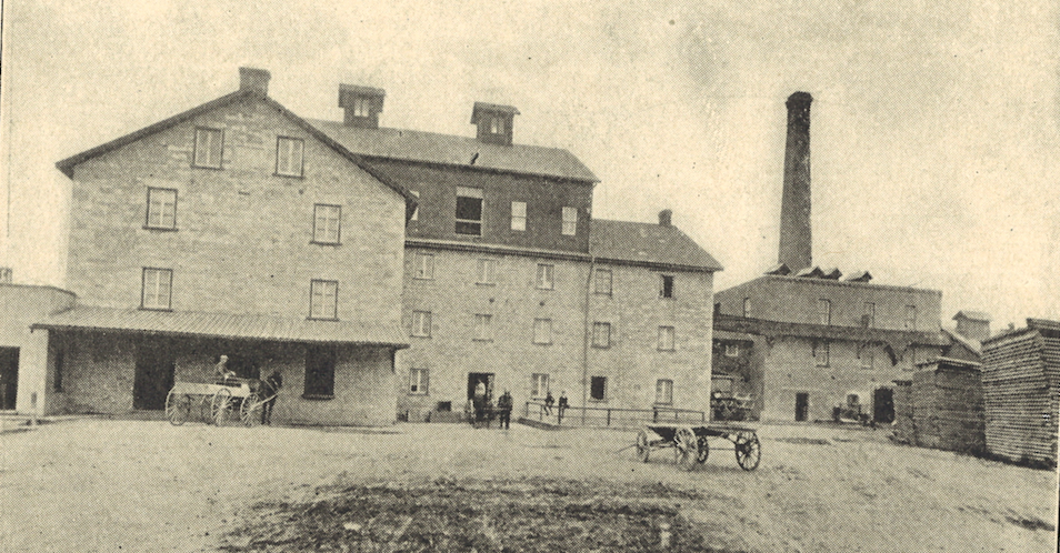 Moulin de quatre étages, des employés et des carrosses à l’avant-plan.