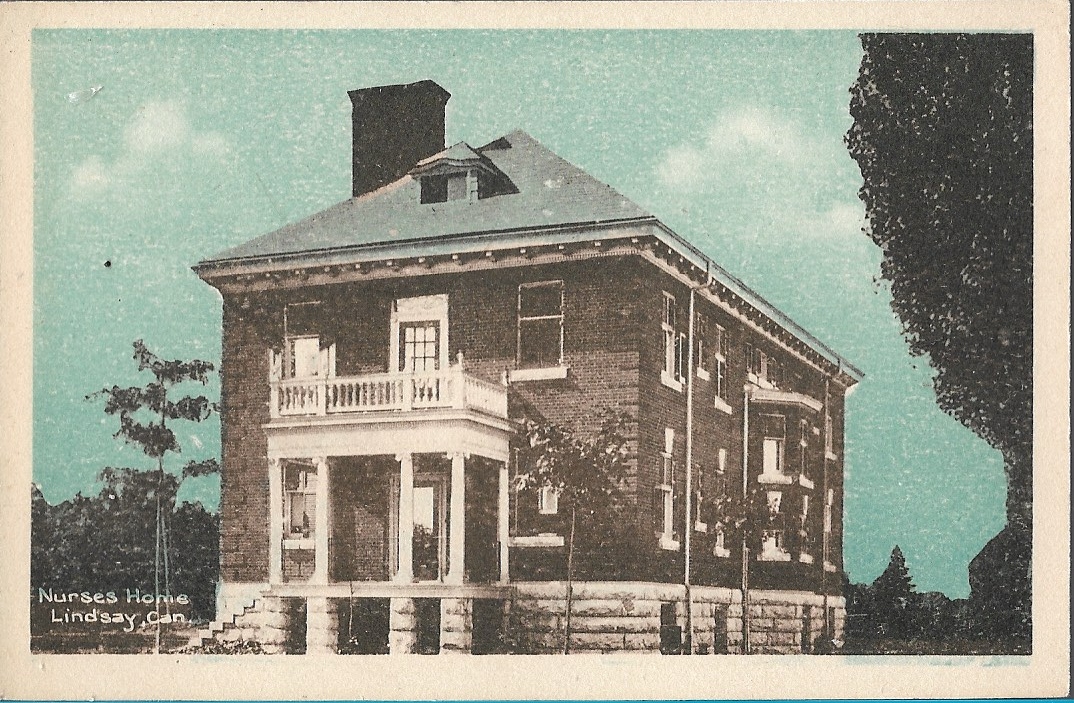 Bâtiment de deux étages avec balcon.