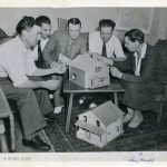 Mary Arnold avec des constructeurs à Reserve Mines (Nouvelle-Écosse)