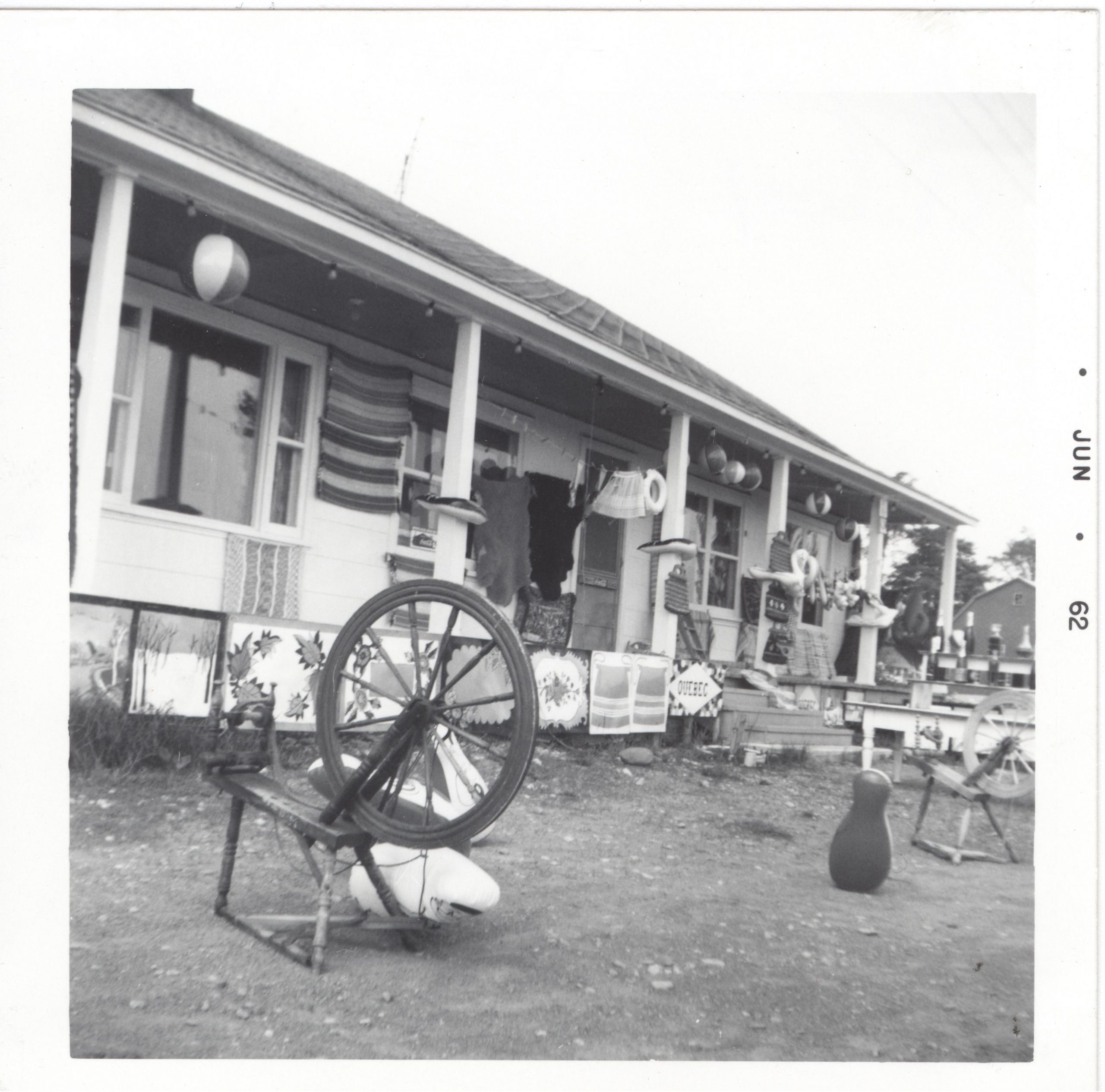 Photo en noir et blanc d'un kiosque d'artisanat sur le bord de la route 138.