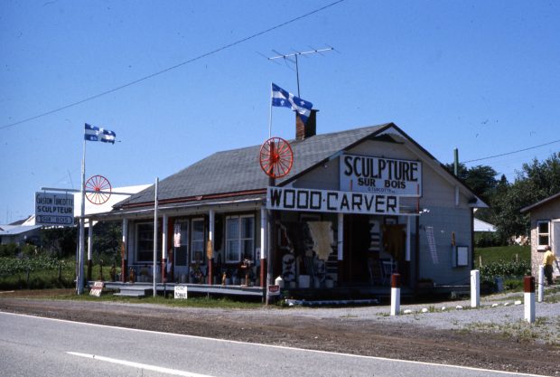 Atelier-boutique de sculpture sur bois sur le bord de la route 138.