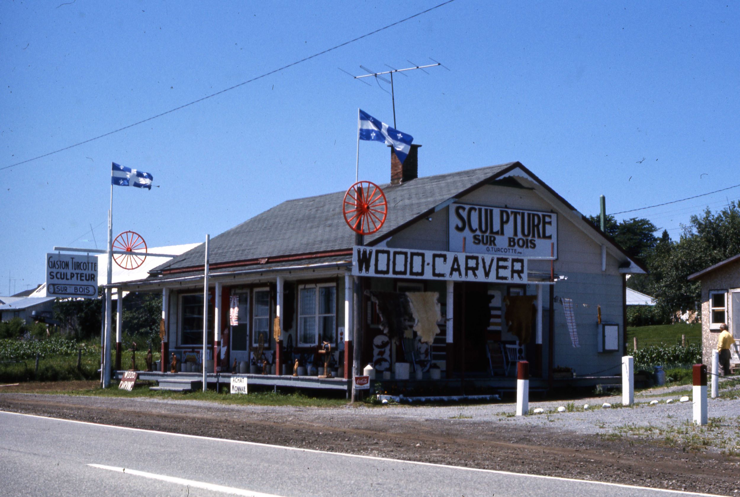 Atelier-boutique de sculpture sur bois sur le bord de la route 138.