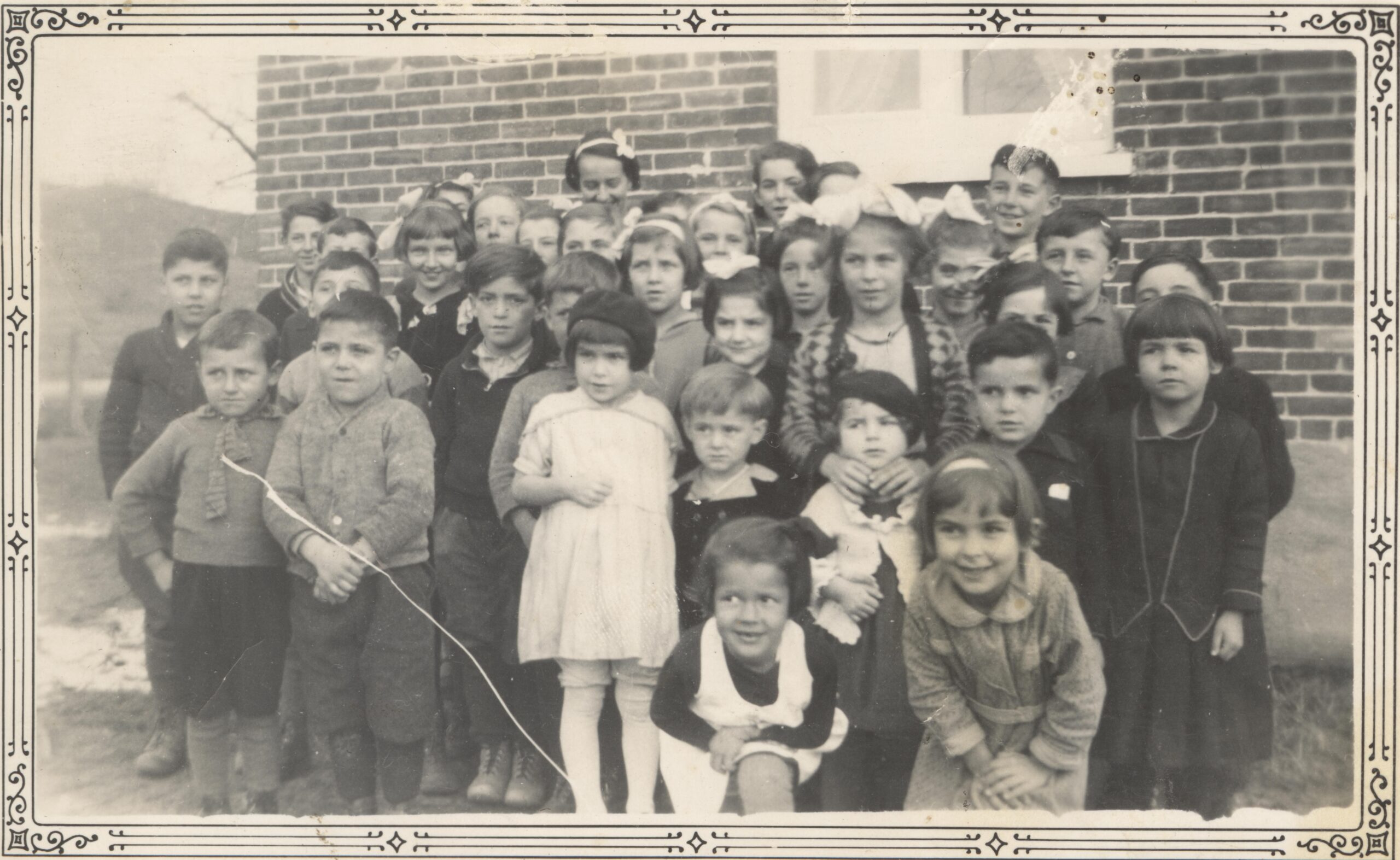 Photo en noir et blanc d'un groupe de jeunes enfants. 