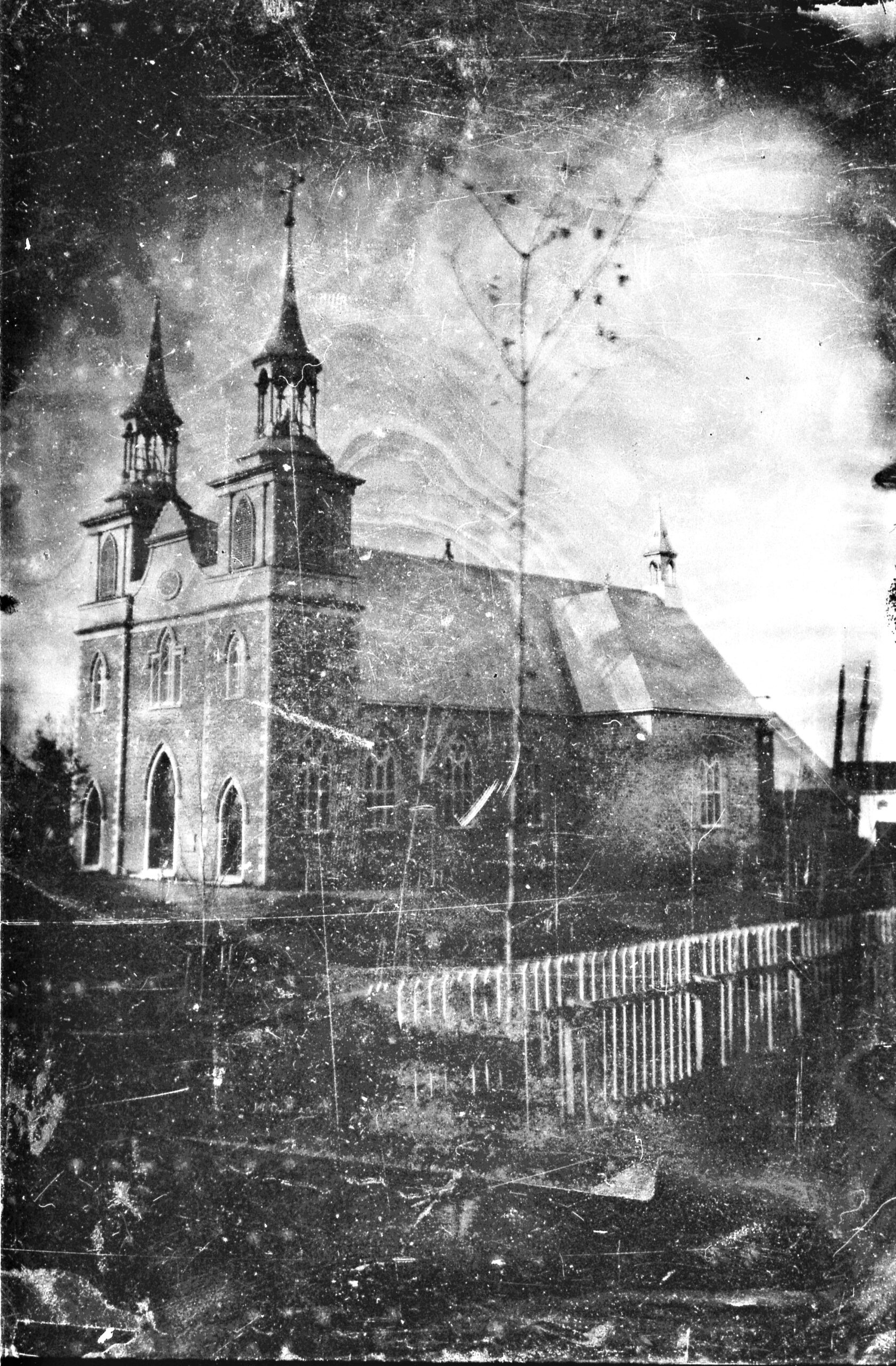 Photo en noir et blanc de l'église avec ses premiers clochers symétriques. 