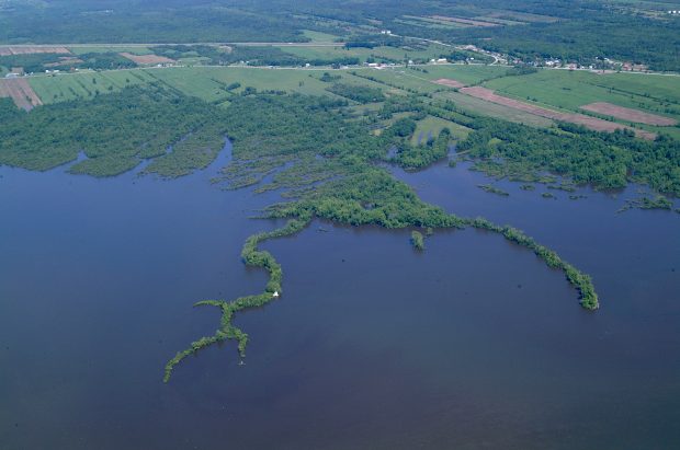 Vue aérienne des pointes de terres s'avançant dans le fleuve. 