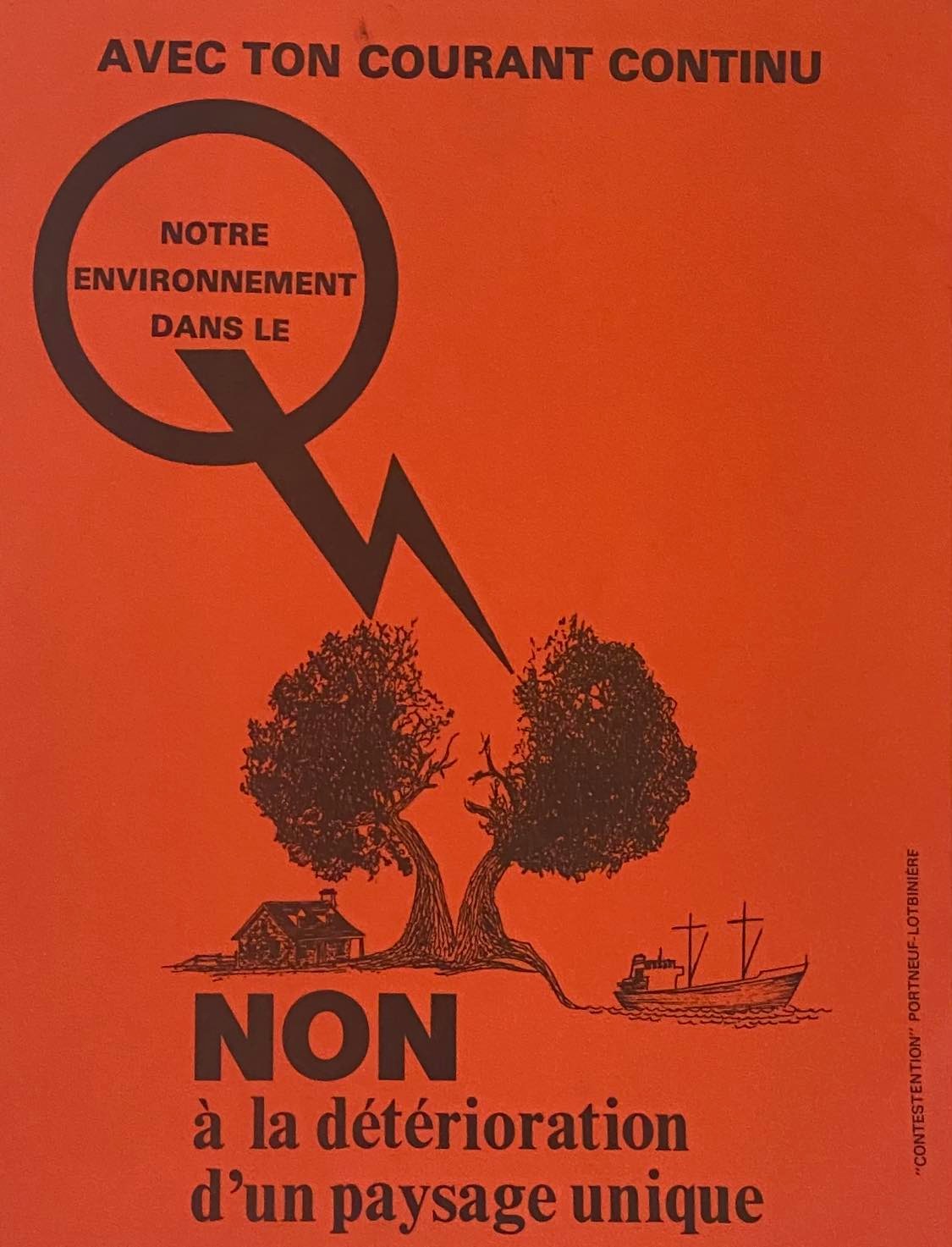 Affiche de constestation mentionnant : " Avec ton courant continu ; Notre environnement dans le Q ; Non à la détérioration d'un paysage unique ".