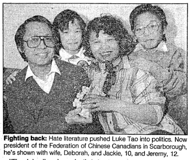 Photo en noir et blanc dans le journal Toronto Star montrant une famille souriante