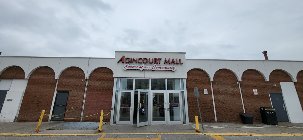 L'entrée principale du Agincourt Mall, écrite en grandes lettres rouges avec le sous-titre 