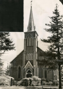 Une photographie en noir et blanc tirée du journal Toronto Star montrant la façade de l'Église unie Knox à l'angle des avenues Midland et Sheppard Est, à Scarborough.