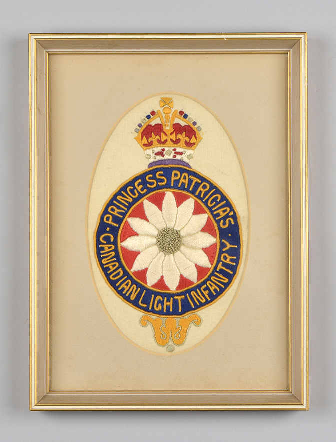 Très fine broderie fait main, aux couleurs vives, de l’écusson régimentaire du Princess Patricia’s Canadian Light Infantry, dans un ovale d’un beige mat.