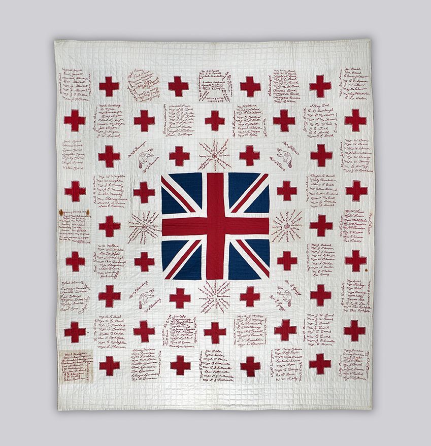 Courtepointe de coton blanc, avec des blocs portant en alternance des croix rouges et les noms brodés de dames ayant versé des fonds à la Croix-Rouge. Un grand Union Jack fait de matériel piqué est placé au milieu.