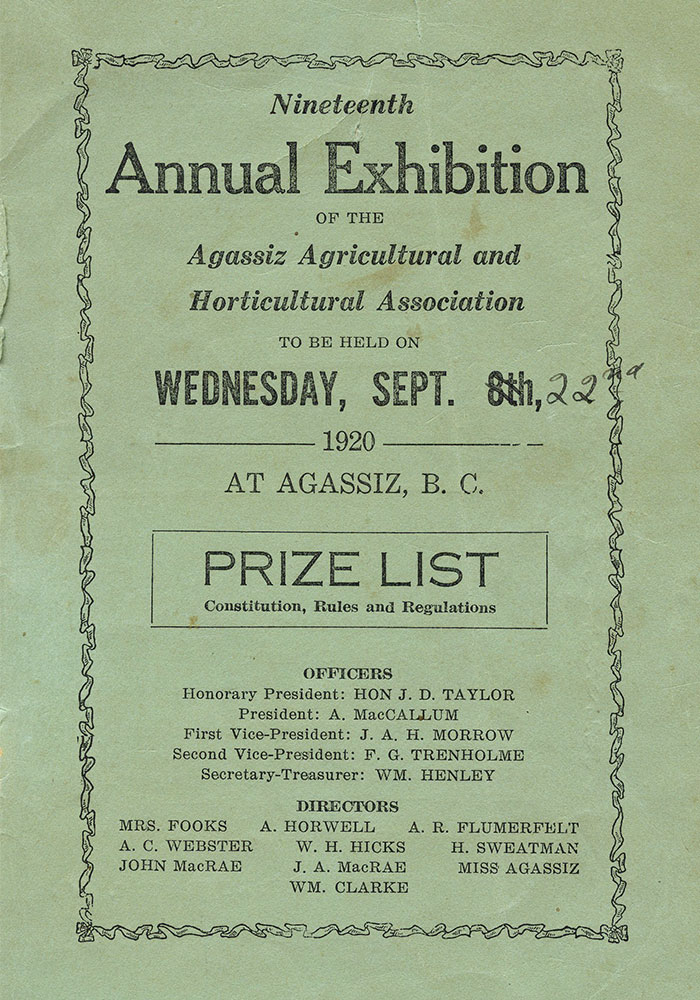 Image en couleur d'un livret vert. La brochure s'intitule « Nineteenth Annual Exhibition of the Agassiz Agricultural and Horticultural Association » (Dix-neuvième exposition annuelle de l' Agassiz Agricultural and Horticultural Association), 1920.