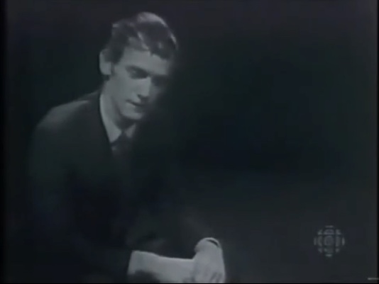 Photo noir et blanc de Georges Dor assis en complet cravate.