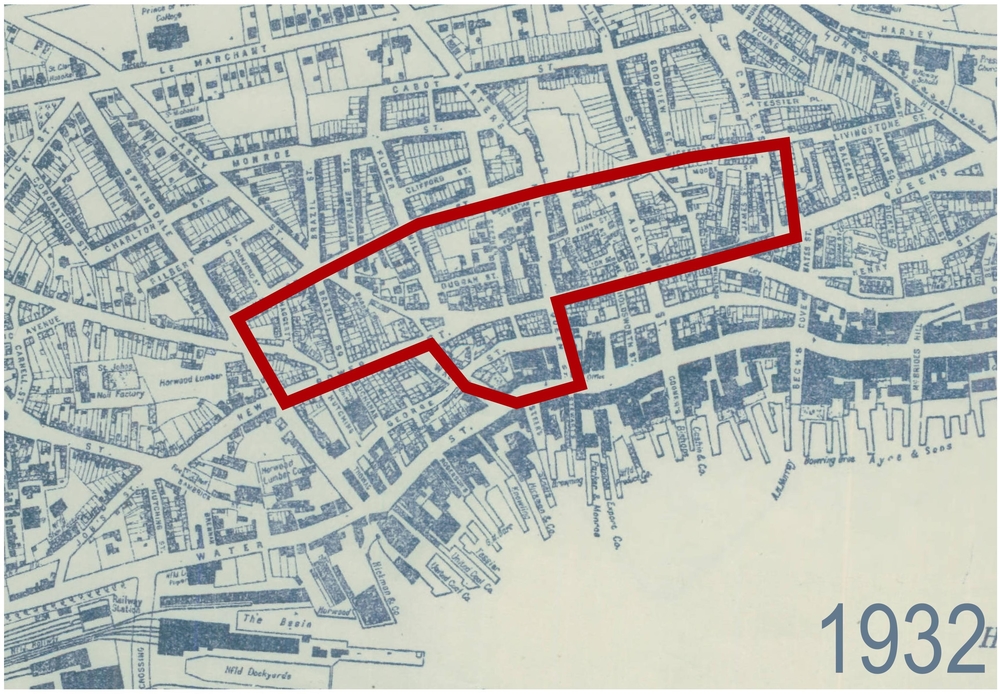 Carte aérienne du centre-ville de St. John’s, avec l’année 1932 indiquée dans le coin inférieur droit. Une ligne rouge délimite une zone particulière qui comprend une partie de la rue Springdale et tourne sur la rue John, puis continue sur la rue Central jusqu’à Carter’s Hill où elle tourne et va jusqu’à la rue New Gower qu’elle longe pour ensuite descendre la rue Queen, tourner sur la rue Water puis remonter la rue Waldegrave. La section bordée de rouge délimite l’emplacement des travaux de réaménagement.