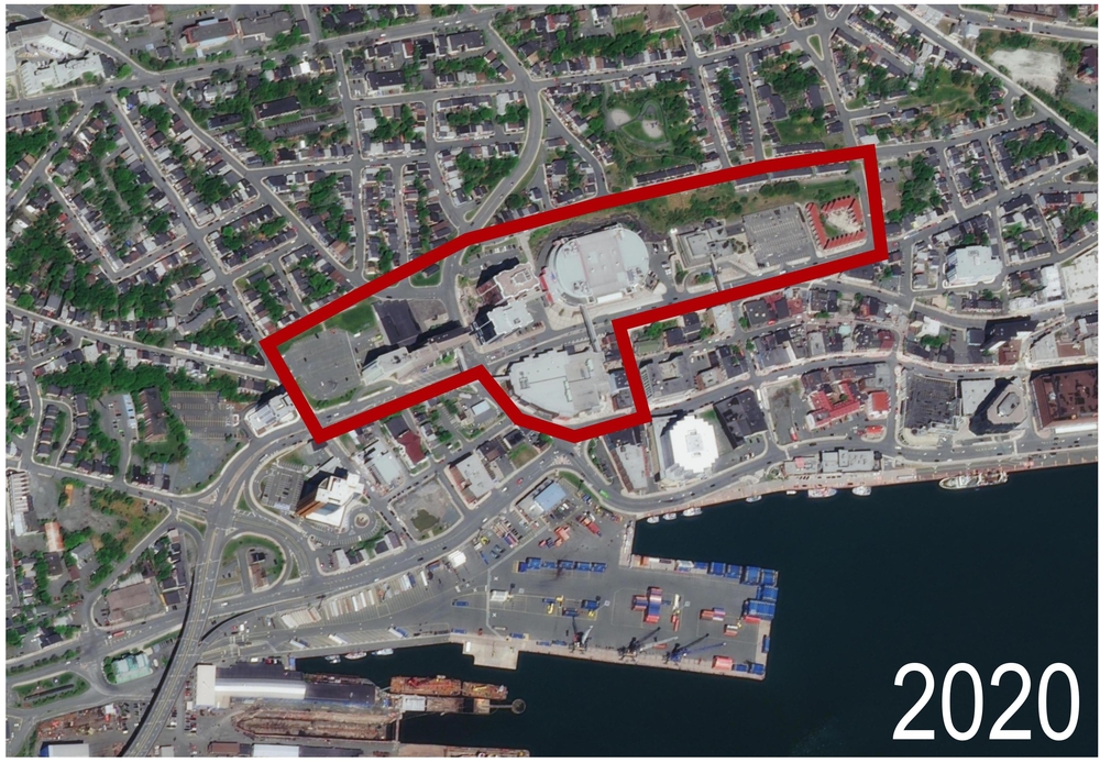 Carte aérienne du centre-ville de St. John’s, avec l’année 2020 indiquée dans le coin inférieur droit. Une ligne rouge délimite une zone particulière qui comprend une partie de la rue Springdale et tourne sur la rue John, puis continue sur la rue Central jusqu’à Carter’s Hill où elle tourne et va jusqu’à la rue New Gower qu’elle longe pour ensuite descendre la rue Queen, tourner sur la rue Water puis remonter la rue Waldegrave. La section bordée de rouge délimite l’emplacement des travaux de réaménagement.