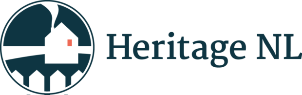 Logo en couleurs de Heritage NL. À gauche, une maison blanche dans un cercle bleu et à droite, Heritage NL est écrit en bleu.