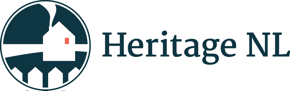 Logo en couleurs de Heritage NL. À gauche, une maison blanche dans un cercle bleu et à droite, Heritage NL est écrit en bleu.