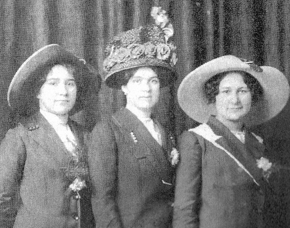 Trois femmes portant chapeaux et manteaux