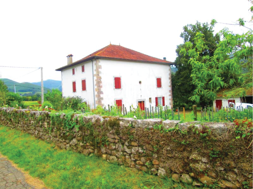 Maison avec muret en pierres