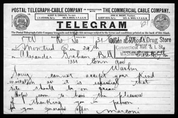 Télégramme imprimé de Guglielmo Marconi à Alexander Graham Bell. Le message écrit à la main se lit comme suit : « Désolé, je ne peux pas accepter votre aimable invitation, car il est essentiel que le site soit au bord de l'océan. J'espère avoir bientôt le plaisir de vous remercier en personne pour votre offre généreuse. Marconi » (traduction).